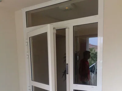 Bandeau ventouses sur une porte d'immeuble