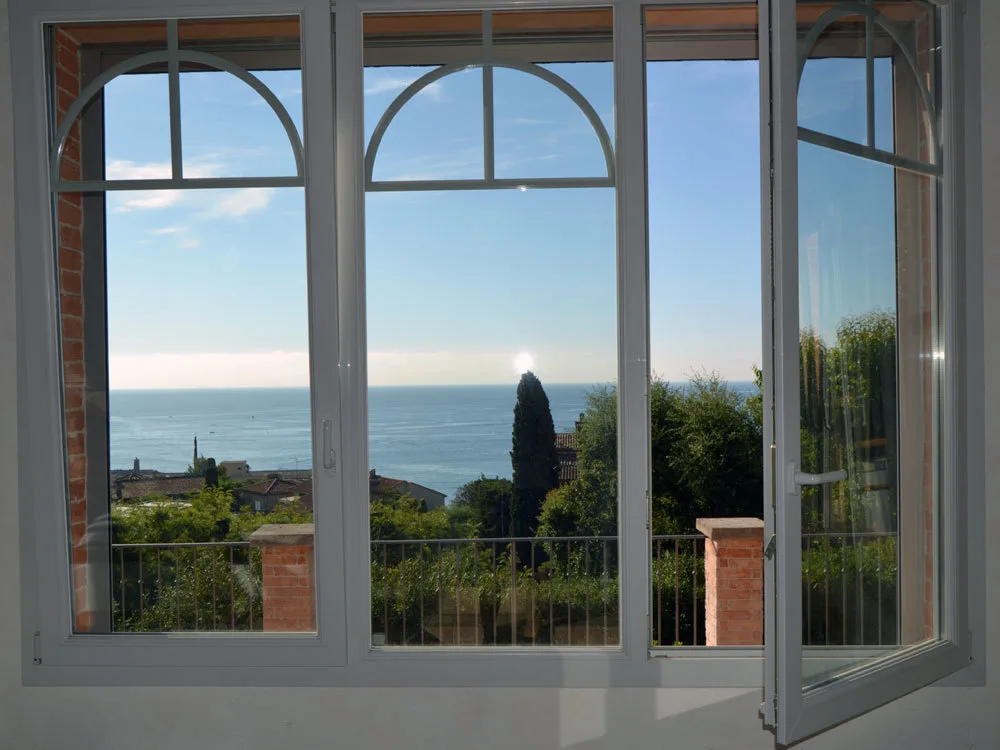 Fenêtre aluminium avec vue sur la mer